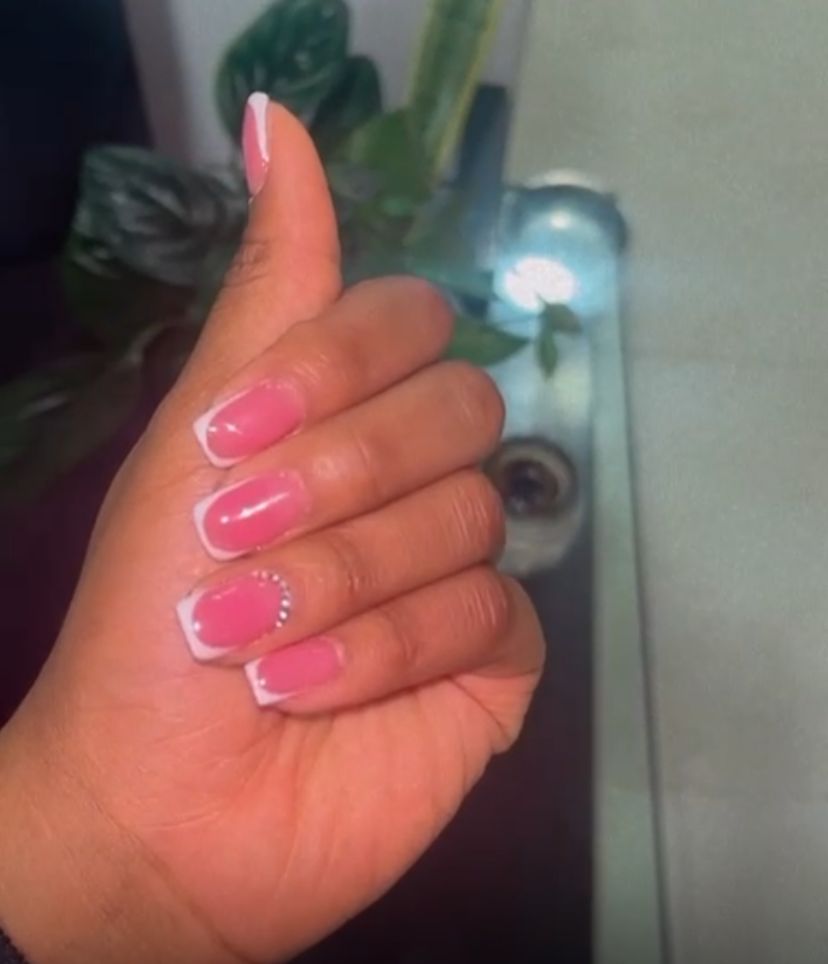 Diseño floral en uñas