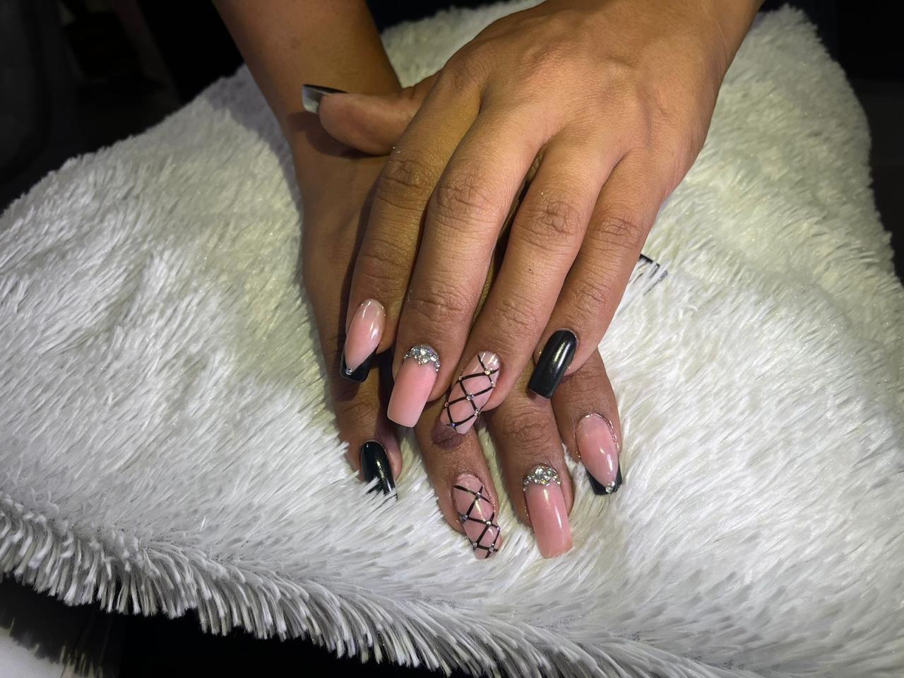 Uñas con cristales y brillos